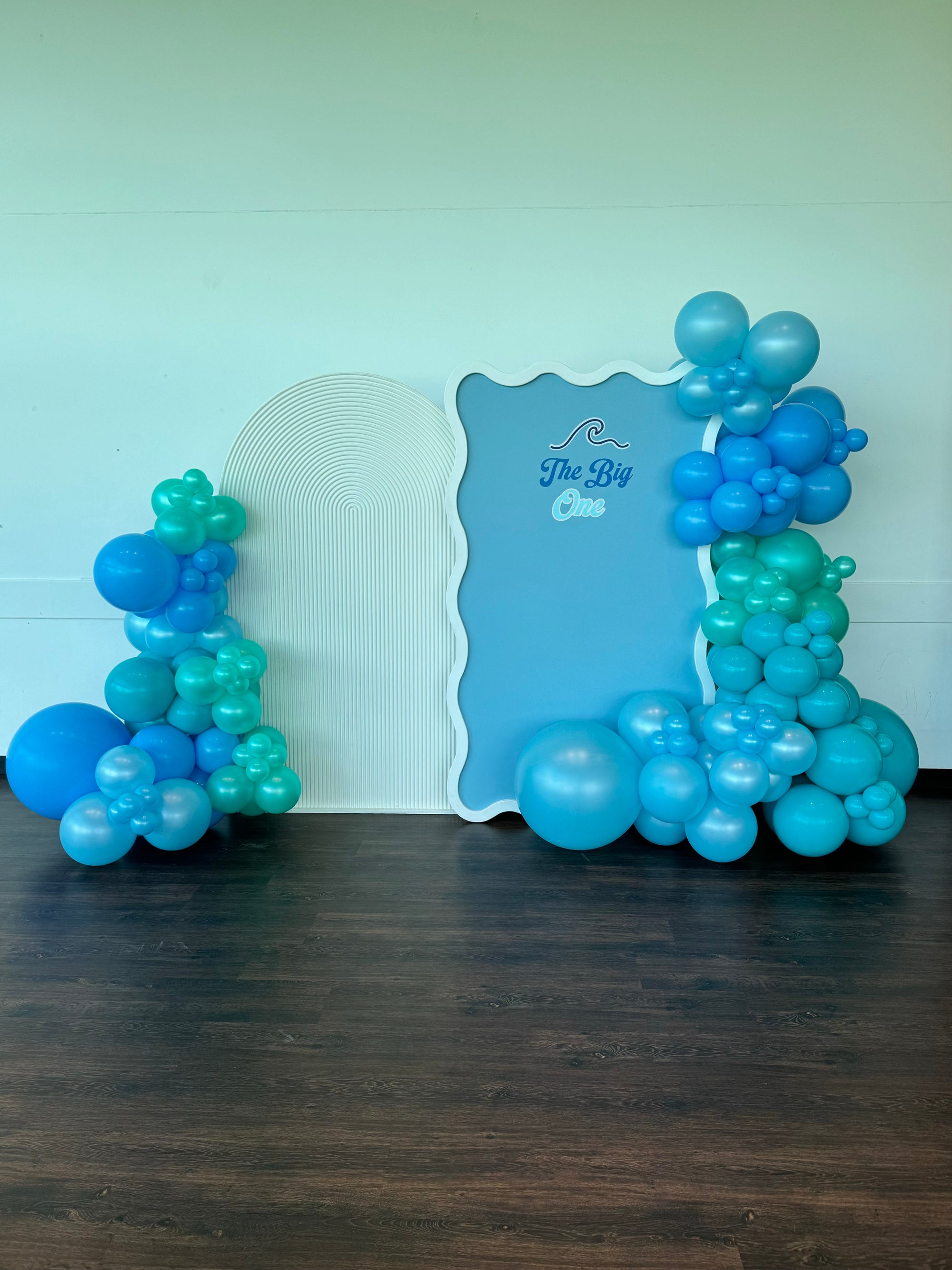 Wavy & Ripple Backdrop Package With Balloon Garland